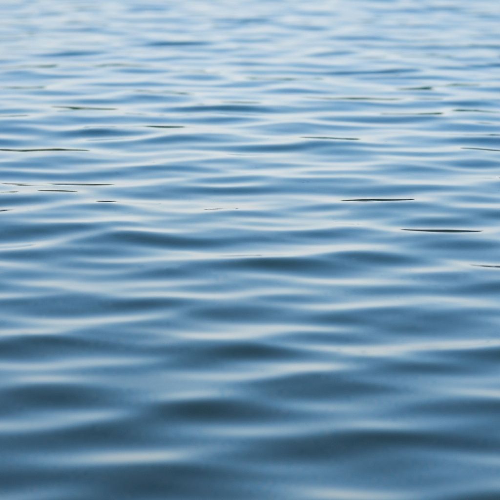 Mirna voda sa kružnicama, reprezentujući mir i mediativnost za mentalno blagostanje